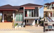 ไอเดีย สร้างบ้านชั้นครึ่งหลังคาทรงปั้นหยา 3 ห้องนอน พื้นที่ใช้สอย 210 ตรม.